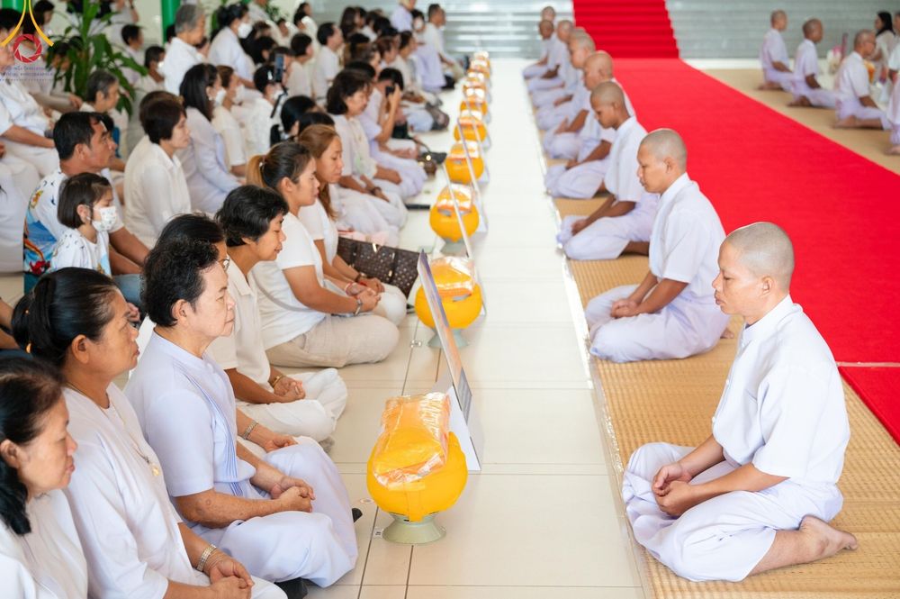 ภาพ No.159756:พิธีตัดปอยผมปลงผมนาคธรรมทายาท, พิธีบรรพชาอุปสมบทหมู่ โครงการอุปสมบทหมู่บูชาธรรม 140 ปี พระมงคลเทพมุนี (สด จนฺทสโร) ณ โบสถ์พระไตรปิฏก วัดพระธรรมกาย วันเสาร์ที่ 5 ตุลาคม พ.ศ. 2567