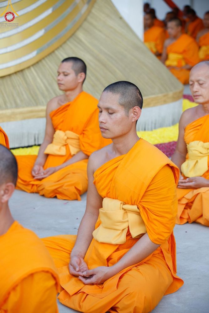 ภาพ No.201356:พระธรรมยาตราปฏิบัติธรรม และถ่ายภาพหมู่ประวัติศาสตร์ ณ อาคารธรรมยาตรา กตัญญูบูชามหาปูชนียาจารย์  ตรงข้ามวัดปากน้ำภาษีเจริญ จ.กรุงเทพมหานคร ในโครงการธรรมยาตรา กตัญญูบูชา มหาปูชนียาจารย์ พระมงคลเทพมุนี(สด จนฺทสโร) พระผู้ปราบมาร อนุสรณ์สถาน 7 แห่ง ปีที่ 13