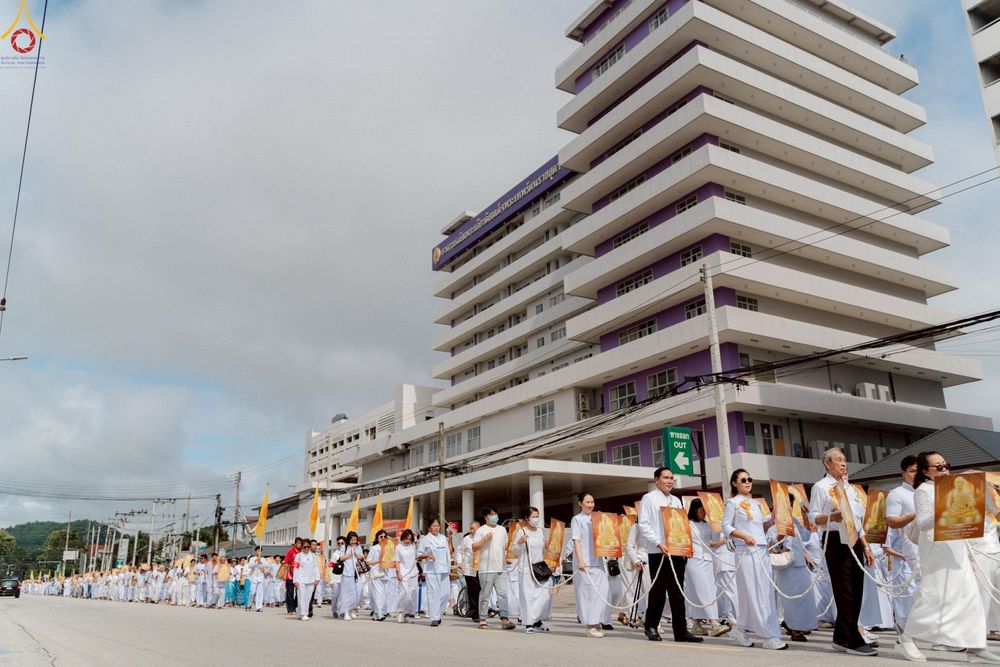 ภาพ No.239230:วันอาทิตย์ที่ 17 สิงหาคม พ.ศ. 2568 พิธีอัญเชิญรูปเหมือนพระมงคลเทพมุนี (สด จันทสโร) ณ ศาลากลางจังหวัดเลย ถึงลานพญานาค สวนสาธารณะกุดป่อง อ.เมือง จ.เลย