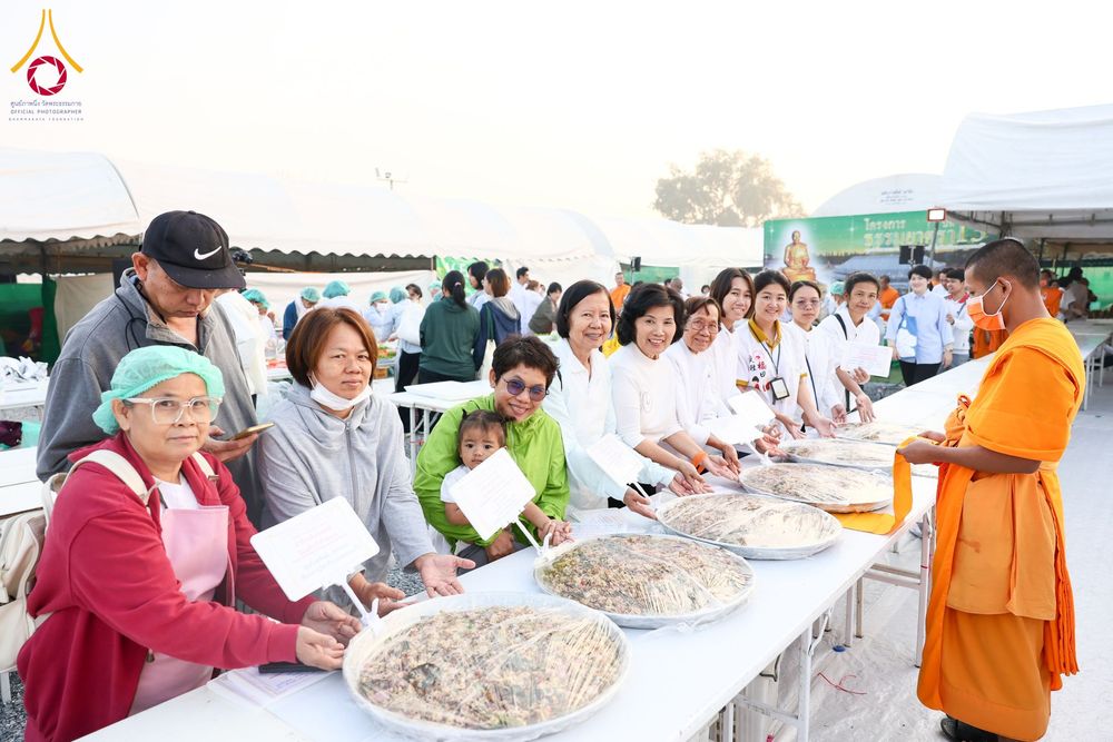 ภาพ No.191080:พิธีถวายภัตตาหารเป็นสังฆทาน แด่พระธรรมยาตรา ณ อนุสรณ์สถานคลองบางนางแท่น อ.สามพราน จ.นครปฐม ในโครงการธรรมยาตรา กตัญญูบูชา มหาปูชนียาจารย์ พระมงคลเทพมุนี(สด จนฺทสโร) พระผู้ปราบมาร อนุสรณ์สถาน 7 แห่ง ปีที่ 13 วันที่ 8 มกราคม พ.ศ. 2568
