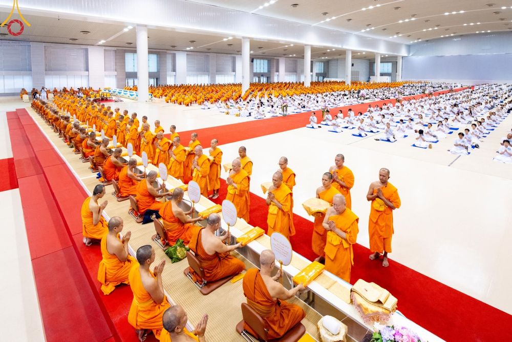 ภาพ No.146145:วันมหารำลึก ครั้งที่ 34 พิธีร่วมรำลึกถึงนักสร้างบารมีที่ล่วงลับไปแล้ว , พิธีสวดพระพุทธมนต์ ณ ห้องแก้วสารพัดนึก 1 วัดพระธรรมกาย วันเสาร์ที่ 27 กรกฎาคม พ.ศ. 2567