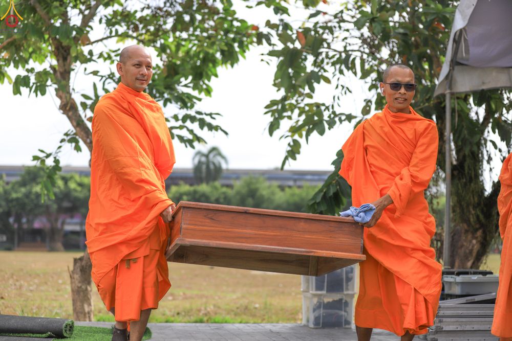 ภาพ No.280846:วันที่ 27 ธันวาคม พ.ศ.2568 คณะสงฆ์และเจ้าหน้าที่ทุกสังกัด ช่วยกันเตรียมงานตักบาตรพระ 1,000 รูป จ.สตูล