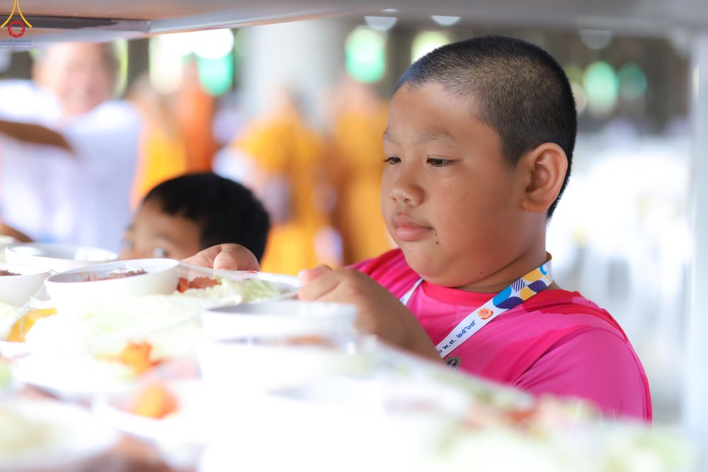 ภาพ No.325739:วันที่ 22 เมษายน พ.ศ.2569(วันคุ้มครองโลก) งานถวายมหาสังฆทาน 40,000 กว่าวัดทั่วประเทศ เจ้าหน้าที่ สาธุชน ร่วมใจจัดเตรียมภัตตาหารเพล (ชุด 2)