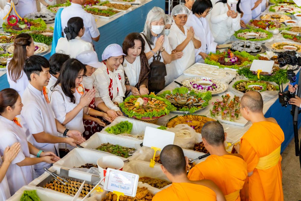 ภาพ No.303885:วันที่ 28 มกราคม พ.ศ. 2569 พิธีถวายภัตตาหารเป็นสังฆทาน แด่พระธรรมยาตรา ณ วัดพระธรรมกาย  จังหวัดปทุมธานี ในโครงการธรรมยาตรา กตัญญูบูชา มหาปูชนียาจารย์ พระมงคลเทพมุนี(สด จนฺทสโร) พระผู้ปราบมาร อนุสรณ์สถาน 7 แห่ง ปีที่ 14