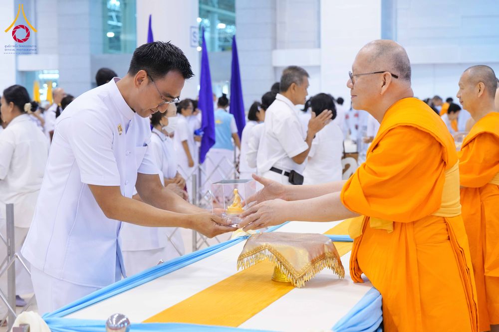 ภาพ No.338104:วันอาทิตย์ต้นเดือน 5 กรกฎาคม พ.ศ.2569 สัมมนาพิเศษ พิธีมอบพระของขวัญ ณ ห้องแก้วสารพัด1 วัดพระธรรมกาย