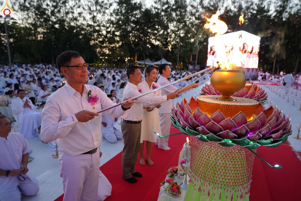 ภาพ No.292086:วันที่ 10 มกราคม พ.ศ. 2569 พิธีจุดประทีปถวายเป็นพุทธบูชา และบูชาธรรมมหาปูชนียาจารย์  ณ อนุสรณ์สถานคลองบางนางแท่น อ.สามพราน จ.นครปฐม ในโครงการธรรมยาตรา กตัญญูบูชา มหาปูชนียาจารย์ พระมงคลเทพมุนี(สด จนฺทสโร) พระผู้ปราบมาร อนุสรณ์สถาน 7 แห่ง ปีที่ 14