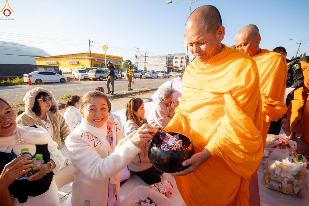 ภาพ No.281443:วันเสาร์ที่ 27 ธันวาคม พ.ศ.2568 พิธีตักบาตรพระ ๑,๐๐๐ รูป   เพื่อความเป็นสิริมงคลแก่ชีวิตและแผ่นดินไทย  มหากุศลครั้งยิ่งใหญ่แห่งปี ส่งท้ายปีเก่า ต้อนรับปีใหม่  ณ ถนนหน้าที่ว่าการอำเภอภูเรือ จังหวัดเลย