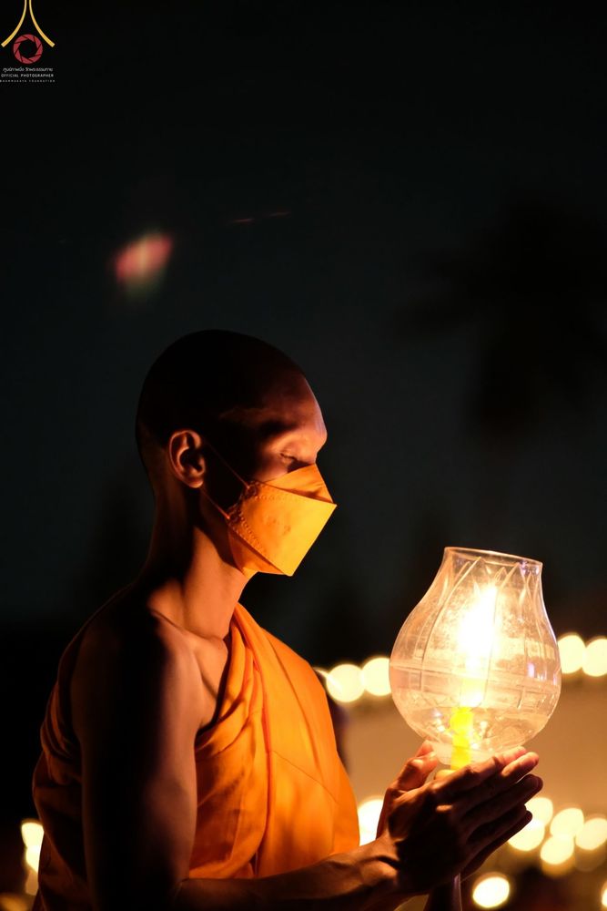 ภาพ No.70297:พิธีจุดประทีปถวายเป็นพุทธบูชา และบูชาธรรมมหาปูชนียาจารย์ ในโครงการธรรมยาตรากตัญญูบูชา มหาปูชนียาจารย์ พระมงคลเทพมุนี(สด จนฺทสโร) พระผู้ปราบมาร ปีที่ 11 ณ อนุสรณ์สถานลำดับที่ 2 สถานที่ตั้งมโนปณิธานบวชตลอดชีวิต อนุสรณ์สถานคลองบางนางแท่น อ.สามพราน จ.นครปฐม 