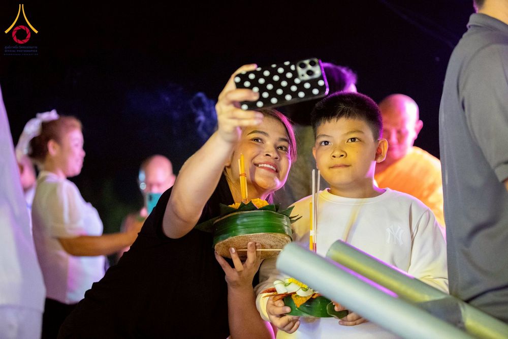 ภาพ No.266241:วันพุธที่ 5 พฤศจิกายน พ.ศ. 2568 (วันพระ ขึ้น 15 ค่ำ เดือน 12) พิธีจุดประทีปโคมลาน, โคมลอย และลอยกระทง ถวายประทีปเป็นพุทธบูชา สร้างความสว่างไสวให้กับแผ่นดินด้วยแสงธรรม ณ พุทธอุทยานนานาชาติ จังหวัดหนองคาย