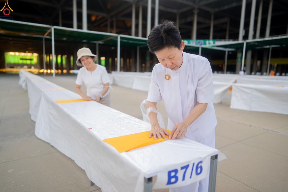 ภาพ No.321196:วันที่ 10-11 เมษายน พ.ศ.2569 การเตรียมกล่องไทยธรรม และการติดผ้ารับประเคน เพื่องานถวายมหาสังฆทาน 40,000 กว่าวัดทั่วประเทศ วันคุ้มครองโลก 22 เมษายน พ.ศ.2569 วัดพระธรรมกาย