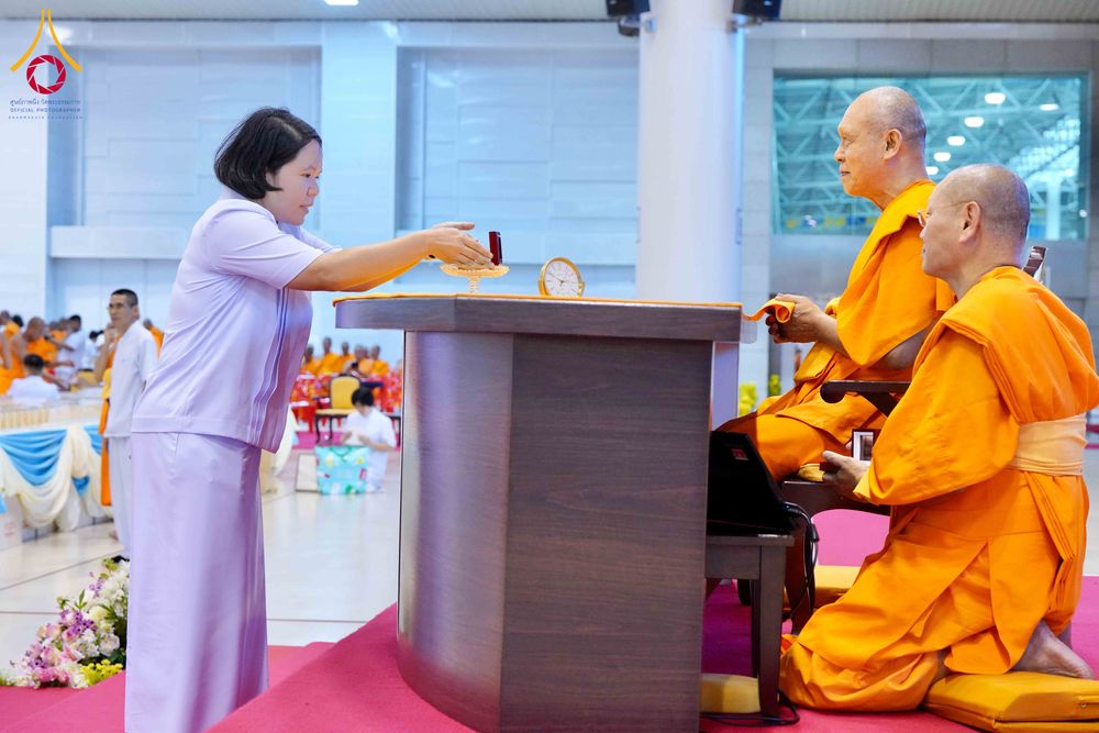 ภาพ No.338079:วันอาทิตย์ต้นเดือน 5 กรกฎาคม พ.ศ.2569 สัมมนาพิเศษ พิธีมอบพระของขวัญ ณ ห้องแก้วสารพัด1 วัดพระธรรมกาย