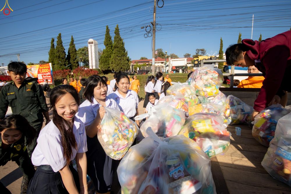 ภาพ No.281469:วันเสาร์ที่ 27 ธันวาคม พ.ศ.2568 พิธีตักบาตรพระ ๑,๐๐๐ รูป   เพื่อความเป็นสิริมงคลแก่ชีวิตและแผ่นดินไทย  มหากุศลครั้งยิ่งใหญ่แห่งปี ส่งท้ายปีเก่า ต้อนรับปีใหม่  ณ ถนนหน้าที่ว่าการอำเภอภูเรือ จังหวัดเลย