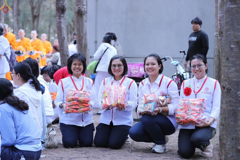 ภาพ No.300564:ภาพเบื้องหลังอาสาสมัครรวมใจ ชุดที่ 3 ในโครงการธรรมยาตรา กตัญญูบูชา มหาปูชนียาจารย์ พระมงคลเทพมุนี(สด จนฺทสโร) พระผู้ปราบมาร อนุสรณ์สถาน 7 แห่ง ปีที่ 14