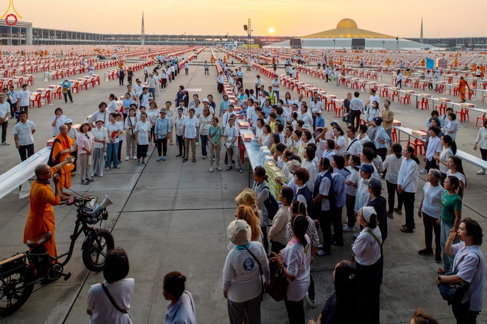 ภาพ No.322661:วันที่ 17 เมษายน พ.ศ.2569 การเรียงกล่องไทยธรรม เรียงน้ำดื่ม เรียงร่ม ณ ลานธรรมพระมหาธรรมกายเจดีย์ เพื่องานถวายมหาสังฆทาน 40,000 กว่าวัดทั่วประเทศ วันคุ้มครองโลก 22 เมษายน พ.ศ.2569 วัดพระธรรมกาย