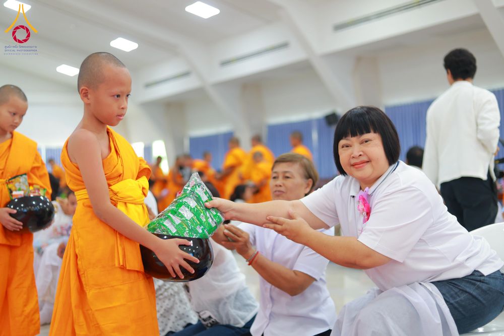 ภาพ No.321891:วันที่ 12 เมษายน พ.ศ.2569 ตักบาตรสงกรานต์ฉลองสามเณรใหม่  ณ ศูนย์ปฏิบัติธรรมระยอง(บ้านช่องลม)