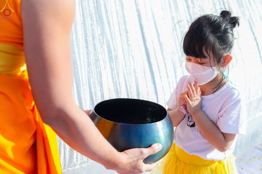 ภาพ No.74829:พิธีตักบาตรพระธรรมยาตราฯ ในโครงการธรรมยาตรากตัญญูบูชา มหาปูชนียาจารย์ พระมงคลเทพมุนี(สด จนฺทสโร) พระผู้ปราบมาร ปีที่ 11 ณ อนุสรณ์สถานลำดับที่ 5 สถานที่เผยแผ่วิชชาธรรมกายครั้งแรก อนุสรณ์สถานบางปลา วัดบางปลา อ.บางเลน จ.นครปฐม วันที่ 29 มกราคม พ.ศ. 2566