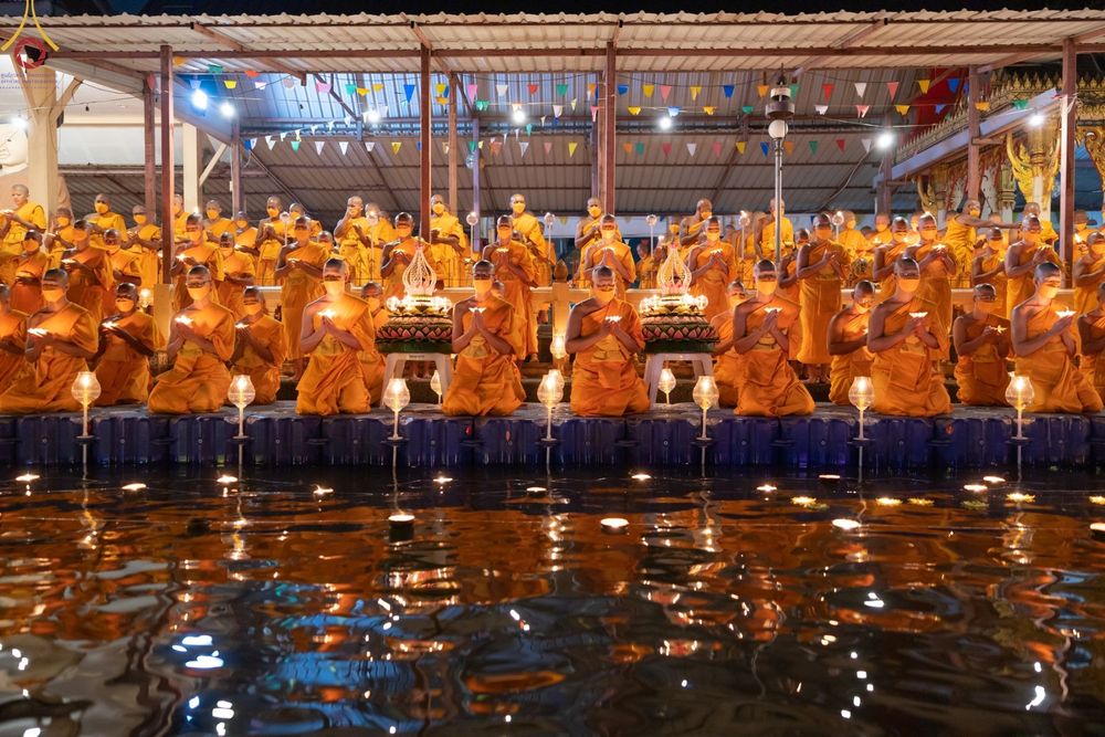 ภาพ No.73343:พิธีจุดประทีปถวายเป็นพุทธบูชา และบูชาธรรมมหาปูชนียาจารย์ ในโครงการธรรมยาตรากตัญญูบูชา มหาปูชนียาจารย์ พระมงคลเทพมุนี(สด จนฺทสโร) พระผู้ปราบมาร ปีที่ 11 ณ อนุสรณ์สถานลำดับที่ 4 สถานที่เกิดด้วยกายธรรม วัดโบสถ์ (บน) บางคูเวียง อ.บางกรวย จ.นนทบุรี วันที่ 21 