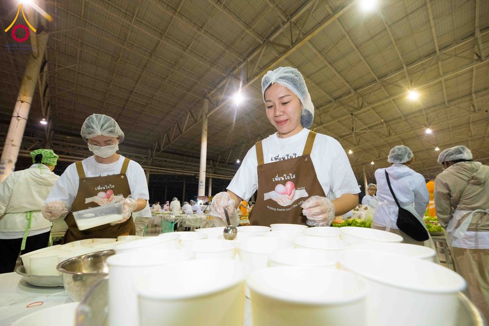 ภาพ No.303007:วันที่ 26 มกราคม พ.ศ. 2569 พิธีถวายภัตตาหารเป็นสังฆทาน แด่พระธรรมยาตรา ณ วัดพระธรรมกาย  จังหวัดปทุมธานี ในโครงการธรรมยาตรา กตัญญูบูชา มหาปูชนียาจารย์ พระมงคลเทพมุนี(สด จนฺทสโร) พระผู้ปราบมาร อนุสรณ์สถาน 7 แห่ง ปีที่ 14