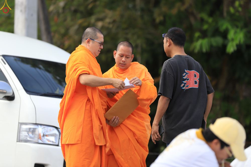 ภาพ No.280851:วันที่ 27 ธันวาคม พ.ศ.2568 คณะสงฆ์และเจ้าหน้าที่ทุกสังกัด ช่วยกันเตรียมงานตักบาตรพระ 1,000 รูป จ.สตูล