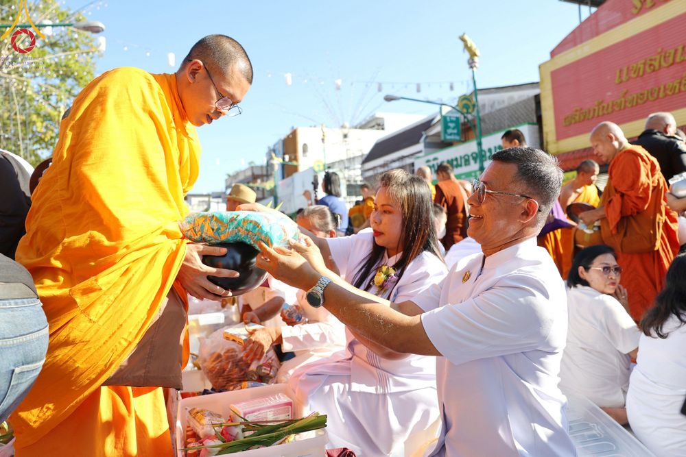 ภาพ No.311241:วันเสาร์ที่ 28 กุมภาพันธ์ พ.ศ. 2569 พิธีตักบาตรพระมหากุศล 11,250 รูป เฉลิมฉลอง 1,250 ปีศรีธรรมราชเจดีย์ สู่มรดกโลก ณ ถนนราชดำเนิน บริเวณหน้าวัดพระมหาธาตุวรมหาวิหาร อ.เมือง จ.นครศรีธรรมราช