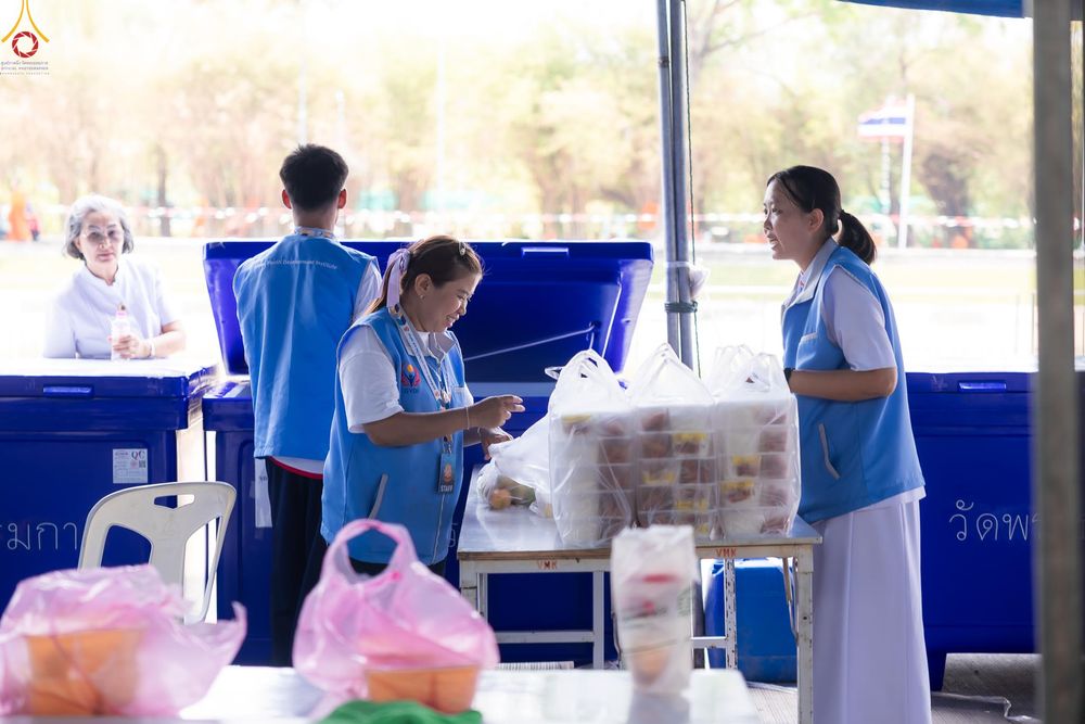 ภาพ No.325903:วันที่ 22 เมษายน พ.ศ.2569(วันคุ้มครองโลก) งานถวายมหาสังฆทาน 40,000 กว่าวัดทั่วประเทศ เจ้าหน้าที่ สาธุชน ร่วมใจจัดเตรียมภัตตาหารเพล (ชุด 2)