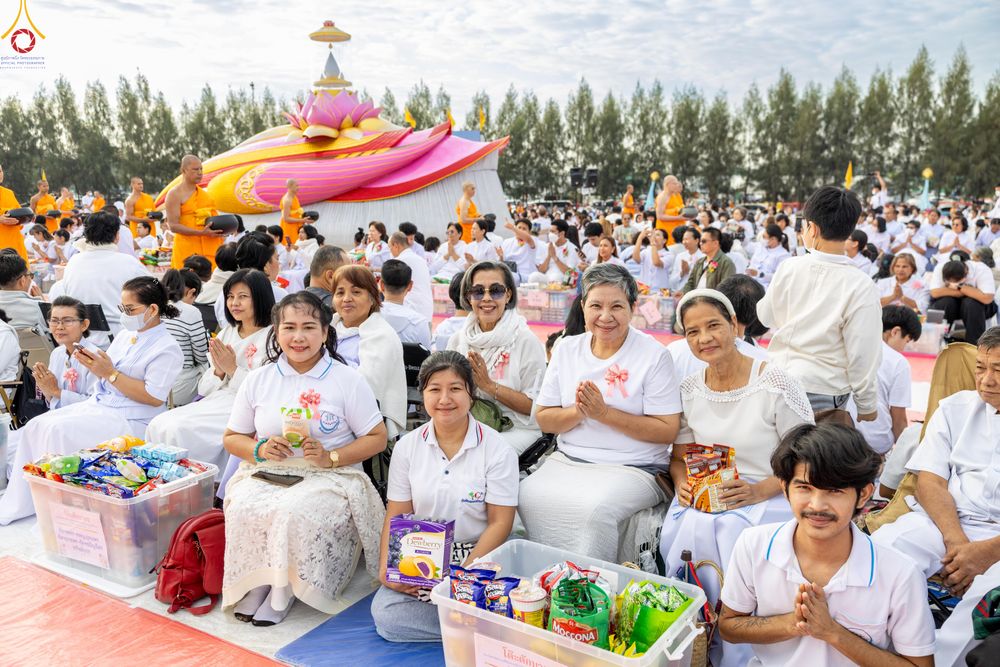 ภาพ No.302623:วันที่ 24 มกราคม พ.ศ. 2569 พิธีตักบาตรพระธรรมยาตรา(ภาพชุดที่ 2) ณ อนุสรณ์สถานลำดับที่ 5 สถานที่เผยแผ่วิชชาธรรมกายครั้งแรก อนุสรณ์สถานบางปลา วัดบางปลา อำเภอบางเลน จังหวัดนครปฐม ในโครงการธรรมยาตรา กตัญญูบูชา มหาปูชนียาจารย์ พระมงคลเทพมุนี(สด จนฺทสโร) พระผู
