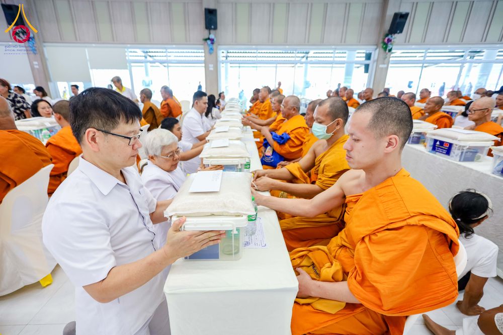 ภาพ No.313776:วันเสาร์ที่ 14 มีนาคม พ.ศ. 2569 พิธีตักบาตรแด่คณะสงฆ์ 323 วัด 4 จังหวัดชายแดนภาคใต้ พิธีถวายสังฆทานแด่คณะสงฆ์ 323 วัด ปีที่ 22 ครั้งที่ 183 พิธีมอบกองทุนหนุนแรงใจช่วยครูใต้ ปีที่ 19 ครั้งที่ 146 และพิธีทำบุญอุทิศส่วนกุศลให้ผู้วายชนม์ ณ ศูนย์ปฏิบัติธรรมภา