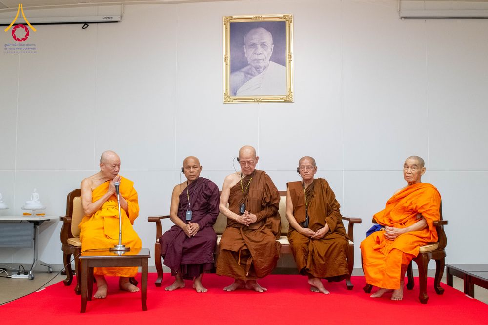 ภาพ No.324840:วันพฤหัสบดีที่ 23 เมษายน พ.ศ.2569  หลวงพ่อทัตตชีโว รองเจ้าอาวาสวัดพระธรรมกาย ถวายการต้อนรับและปฏิสันถารคณะชาวเมียนมาและคณะไทยใหญ่