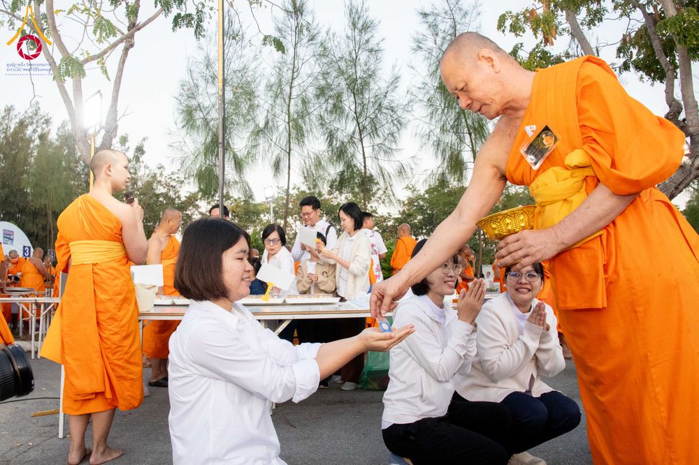 ภาพ No.288043:วันที่ 4 มกราคม พ.ศ. 2569 พิธีถวายภัตตาหารเป็นสังฆทาน แด่พระธรรมยาตรา ในโครงการธรรมยาตรา กตัญญูบูชา มหาปูชนียาจารย์ พระมงคลเทพมุนี(สด จนฺทสโร) พระผู้ปราบมาร อนุสรณ์สถาน 7 แห่ง ปีที่ 14 ณ อนุสรณ์สถานมหาวิหารพระมงคลเทพมุนี (โลตัสแลนด์) อ.สองพี่น้อง จ.สุพรร