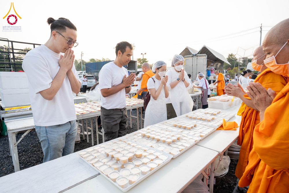 ภาพ No.296695:วันที่ 18 มกราคม พ.ศ. 2569 พิธีถวายภัตตาหารเป็นสังฆทาน แด่พระธรรมยาตรา ณ วัดโบสถ์บน ต.บางคูเวียง จ.นนทบุรี อนุสรณ์สถานลำดับที่ 4 สถานที่เกิดด้วยกายธรรม ในโครงการธรรมยาตรา กตัญญูบูชา มหาปูชนียาจารย์ พระมงคลเทพมุนี(สด จนฺทสโร) พระผู้ปราบมาร อนุสรณ์สถาน 7 แ