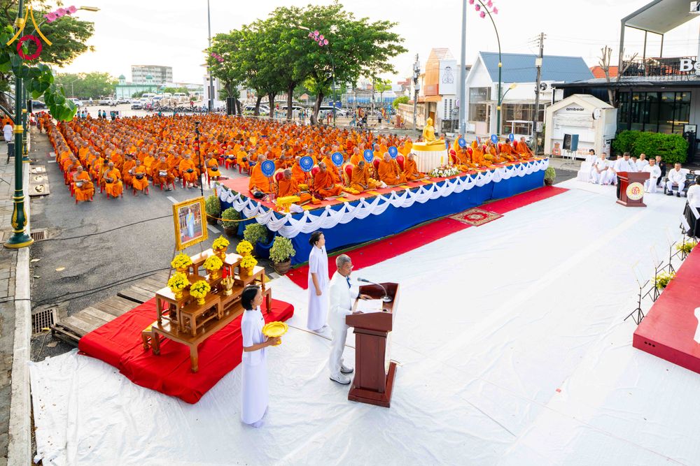 ภาพ No.329519:วันอาทิตย์ที่ 24 พฤษภาคม พ.ศ. 2569 พิธีตักบาตรพระ 1,000 รูป เพื่อถวายเป็นพุทธบูชาในเทศกาลวิสาขบูชาโลก และ ถวายเป็นพระราชกุศล  ณ ลานศิลปวัฒนธรรม เมืองปัตตานี จ.ปัตตานี