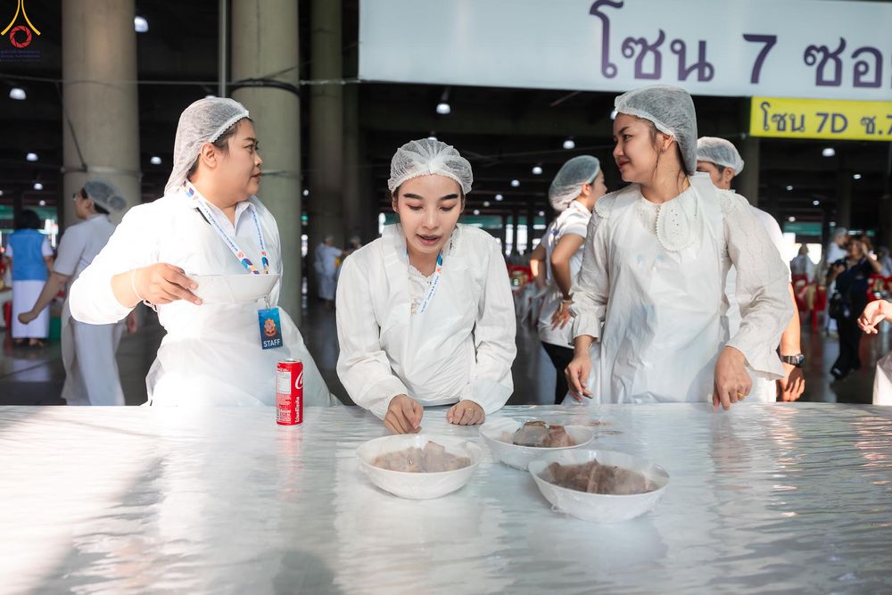 ภาพ No.325817:วันที่ 22 เมษายน พ.ศ.2569(วันคุ้มครองโลก) งานถวายมหาสังฆทาน 40,000 กว่าวัดทั่วประเทศ เจ้าหน้าที่ สาธุชน ร่วมใจจัดเตรียมภัตตาหารเพล (ชุด 2)