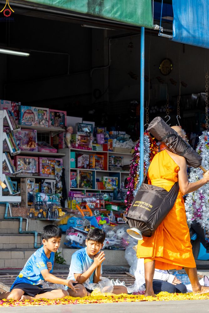 ภาพ No.287777:วันที่ 3 มกราคม พ.ศ. 2569 พิธีต้อนรับพระธรรมยาตรา ครั้งที่ 2 (ภาพชุดที่ 2) ในโครงการธรรมยาตรา กตัญญูบูชา มหาปูชนียาจารย์ พระมงคลเทพมุนี(สด จนฺทสโร) พระผู้ปราบมาร อนุสรณ์สถาน 7 แห่ง ปีที่ 14 ณ อนุสรณ์สถานมหาวิหารพระมงคลเทพมุนี (โลตัสแลนด์) อ.สองพี่น้อง จ.