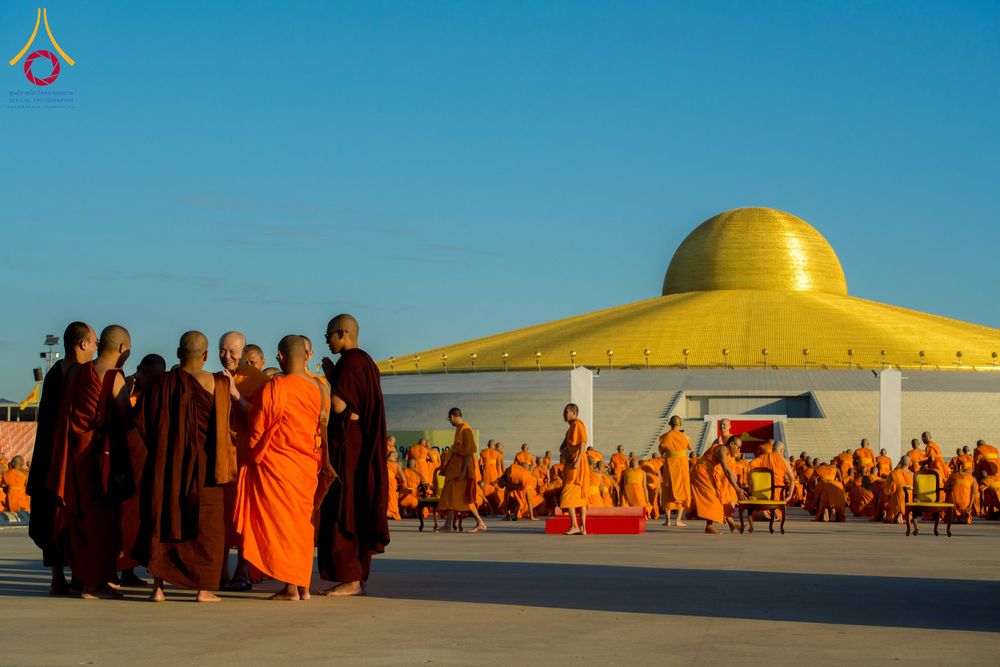 ภาพ No.285308:วันจันทร์ที่ 15 ธันวาคม พ.ศ.2568  บันทึกภาพหมู่ประวัติศาสตร์ โครงการบรรพชาอุปสมบทหมู่  รุ่นบูชาธรรมมหาปูชนียาจารย์ ประจำปี 2568 ณ ลานธรรมมหาธรรมกายเจดีย์ วัดพระธรรมกาย