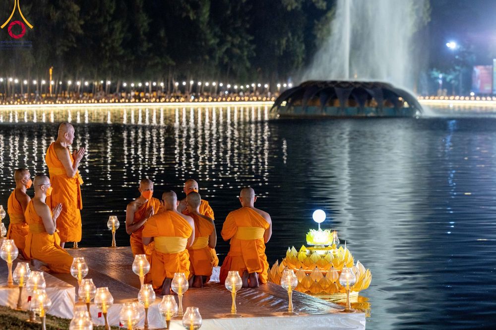 ภาพ No.97145:พิธีลอยกระทงธรรม ณ สระเศรษฐีทะเลบุญ มหาวิหารพระมงคลเทพมุนี (สด จนฺทสโร) และพิธีสวดธรรมจักร ครบ 5,899,999,999 จบ เนื่องในวันลอยกระทง วันพระขึ้น 15 ค่ำ เดือน 12 ณ วัดพระธรรมกาย จ.ปทุมธานี วันที่ 27 พฤศจิกายน พ.ศ. 2566