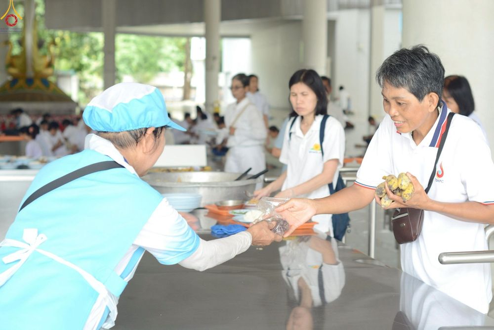 ภาพ No.246994:วันที่ 20 กันยายน พ.ศ. 2568 พิธีถวายเมนูสวรรค์เพื่อการบรรลุธรรม ณ หอฉันคุณยายอาจารย์ฯ วัดพระธรรมกาย