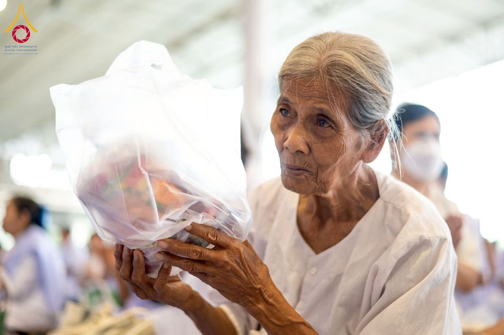 ภาพ No.256761:วันที่ 5 ตุลาคม พ.ศ. 2568 พิธีตักบาตร ข้าวสารอาหารแห้ง ณ บ้านแก้วเรือนทองคุณยายฯ สภาธรรมกายสากล วัดพระธรรมกาย