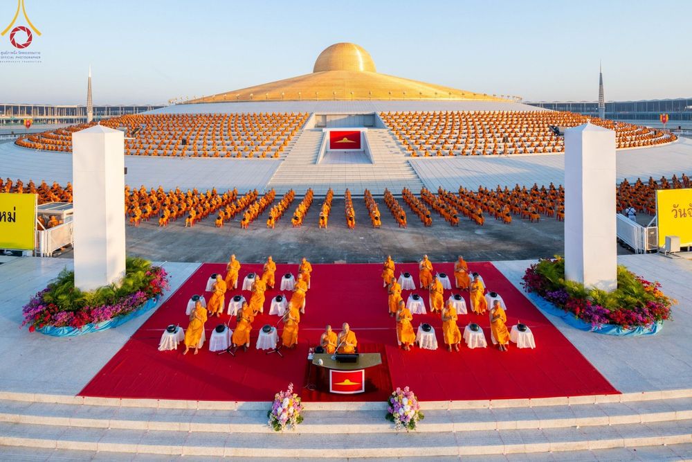 ภาพ No.105236:พิธีตักบาตรฉลองพระบวชใหม่ รุ่นบูชาธรรมมหาปูชนียาจารย์ และต้อนรับศักราชใหม่ วันจันทร์ที่ 1 มกราคม พ.ศ. 2567 ณ ลานธรรมพระมหาธรรมกายเจดีย์ วัดพระธรรมกาย