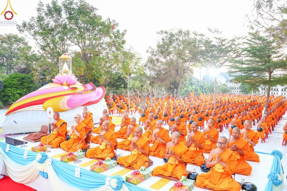 ภาพ No.195331:พิธีตักบาตรพระธรรมยาตรา ณ อนุสรณ์สถานลำดับที่ 3 สถานที่เกิดใหม่ในเพศสมณะ วัดสองพี่น้อง ต.ต้นตาล อ.สองพี่น้อง จ.สุพรรณบุรี ในโครงการธรรมยาตรา กตัญญูบูชา มหาปูชนียาจารย์ พระมงคลเทพมุนี(สด จนฺทสโร) พระผู้ปราบมาร ปีที่ 13 วันที่ 15 มกราคม พ.ศ.2568