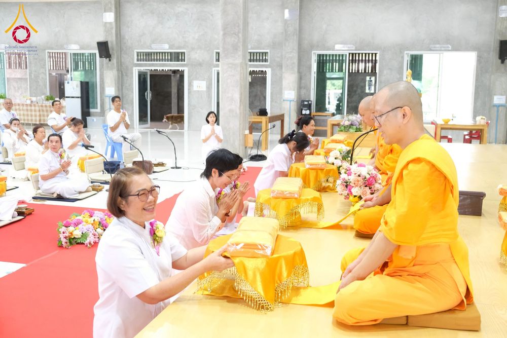 ภาพ No.277920:พิธีตัดปอยผมและปลงผมนาคธรรมทายาท พิธีขอขมาผู้ปกครอง ณ ศูนย์อบรมเยาวชนนครปฐม จ.นครปฐม และพิธีมอบบาตร ผ้าไตร นาคธรรมทายาท พิธีบรรพชา อุปสมบทหมู่ ณ วัดลาดหญ้าไทร จ.นครปฐม