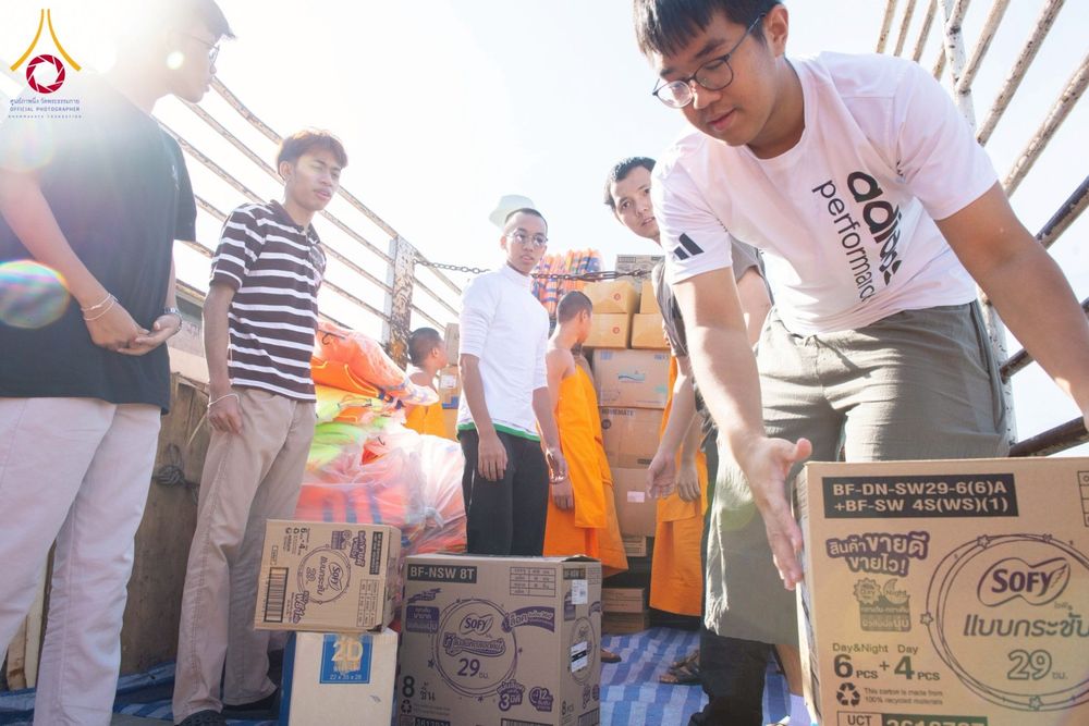 ภาพ No.273667:วันที่ 27 พฤศจิกายน พ.ศ. 2568 คณะศิษยานุศิษย์วัดพระธรรมกาย มูลนิธิธรรมกาย มอบอาหารและสิ่งของความช่วยเหลือให้พี่น้องชาวใต้ ผู้ประสบอุทกภัยน้ำท่วม