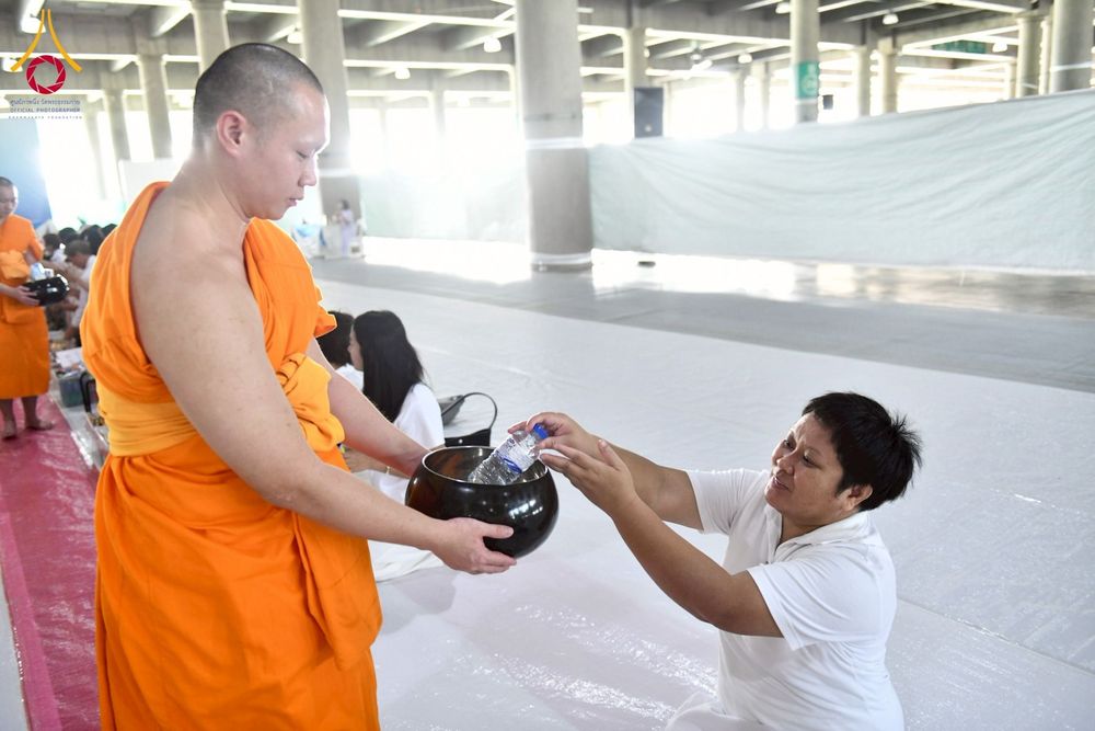 ภาพ No.256658:วันที่ 11 ตุลาคม พ.ศ. 2568 พิธีตักบาตรฉลองพระใหม่  โครงการอุปสมบทบูชาธรรม 141 ปี  พระมงคลเทพมุนี (สด จนฺทโร) ผู้ค้นพบวิชชาธรรมกาย ณ มหาวิหารคด 9 วัดพระธรรมกาย