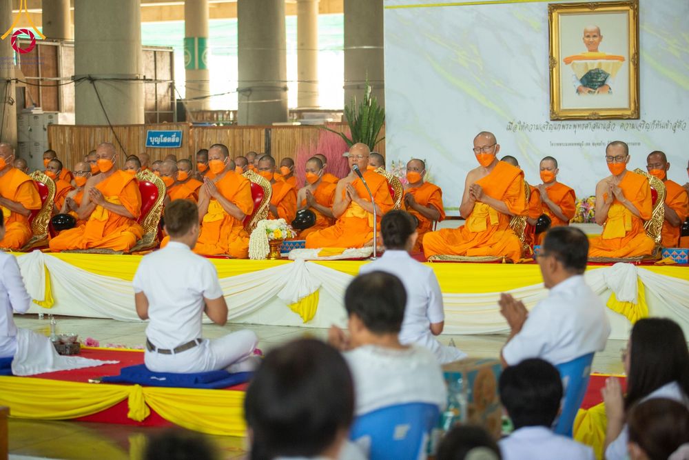 ภาพ No.115463:พิธีตักบาตรฉลองพระใหม่ ในโครงการอุปสมบทหมู่บูชาธรรม 115 ปี คุณยายอาจารย์มหารัตนอุบาสิกาจันทร์ ขนนกยูง วันที่ 19  มกราคม พ.ศ. 2567 ณ มหารัตนวิหารคด วัดพระธรรมกาย