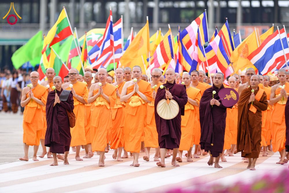 ภาพ No.143667:พิธีถวายผ้าไตร, สวดธรรมจักร, ปฏิบัติธรรม และฟังแสดงพระธรรมเทศนา ภาษาเมียนมา โดยมีสาธุชนชาวเมียนมากว่า 4,000 คน เข้าร่วมพิธี ณ มหารัตนวิหารคด วัดพระธรรมกาย วันอาทิตย์ที่ 7 กรกฎาคม พ.ศ. 2567
