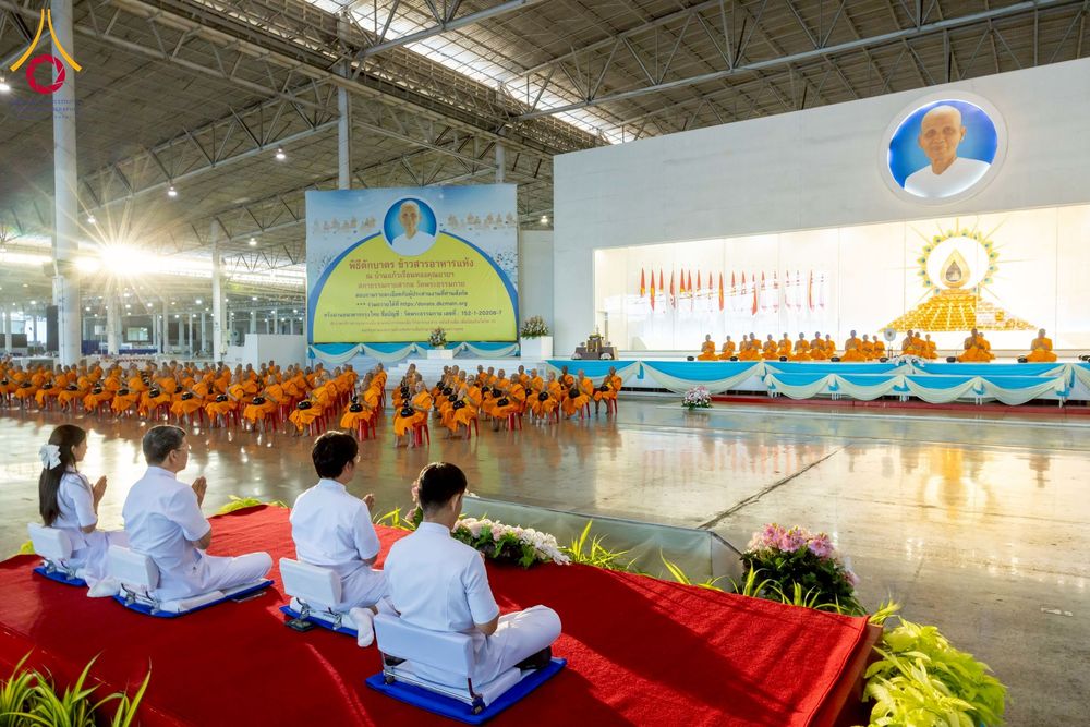 ภาพ No.276986:วันอาทิตย์ที่ 7 ธันวาคม พ.ศ. 2568 พิธีตักบาตรอาทิตย์ต้นเดือน ณ บ้านแก้วเรือนทองคุณยายฯ วัดพระธรรมกาย