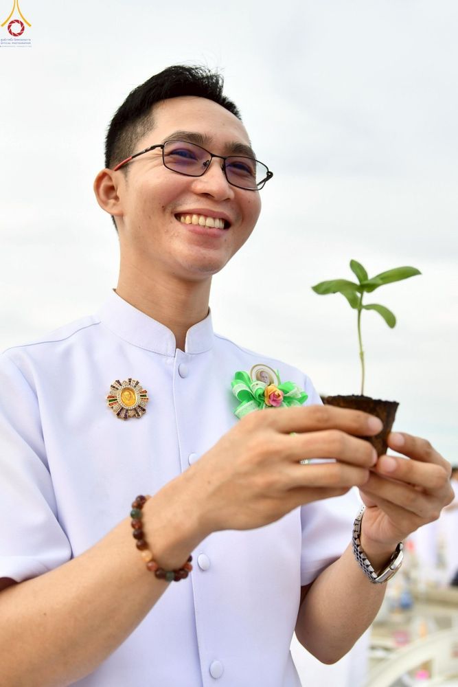 ภาพ No.253077:วันที่ 10 ตุลาคม พ.ศ. 2568 พิธีปลูกต้นทรัพย์บานชื่น ณ ลานธรรม วัดพระธรรมกาย