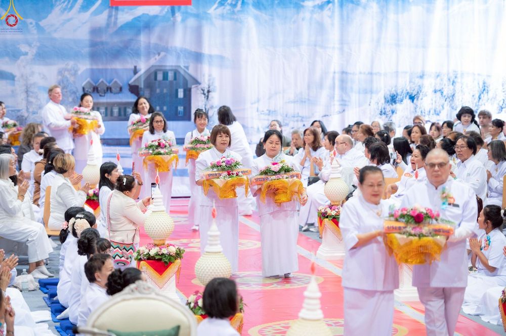 ภาพ No.256032:วันที่ 12 ตุลาคม พ.ศ. 2568 พิธีทอดกฐินวัดพระธรรมกายสวิตเซอร์แลนด์  ณ หอประชุมโรงเรียน Obergoldbach เมือง Bern ประเทศสวิตเซอร์แลนด์