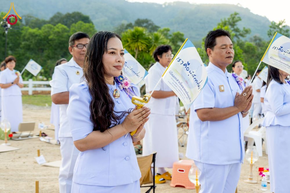 ภาพ No.275077:วันอาทิตย์ที่ 30 พฤศจิกายน พ.ศ. 2568 พิธีตอกเสาเข็ม "สร้างองค์พระเจดีย์เพื่อสร้างสันติภาพโลก" ต้นสุดท้าย ณ ศูนย์ปฏิบัติธรรมระยอง (บ้านช่องลม)