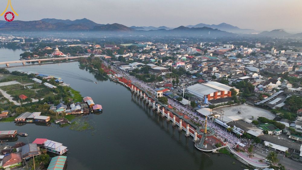 ภาพ No.101810:ตักบาตรพระ 10,000 รูป เติมบุญให้แผ่นดิน เนื่องในโอกาส 192 ปี จังหวัดกาญจนบุรี หนึ่งในโครงการตักบาตรพระ 2,000,000 รูป  77 จังหวัดทุกวัดทั่วไทย วันจันทร์ที่ 11 ธันวาคม พ.ศ. 2566 บริเวณถนนสองแคว (SKY WALK) เมืองกาญจนบุรี