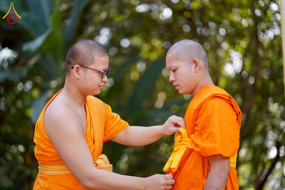 ภาพ No.275853:วันพุธที่ 3 ธันวาคม พ.ศ. 2568 พิธีบรรพชาอุปสมบท โครงการอุปสมบทบูชาธรรมมหาปูชนียาจารย์ ศูนย์อบรม : ศูนย์ส่งเสริมศีลธรรม จ.พะเยา ณ โบราณสถานพระธาตุจอมทอง และ โบสถ์กลางน้ำ วัดพระธาตุศรีโคมคำ อำเภอเมือง จังหวัดพะเยา